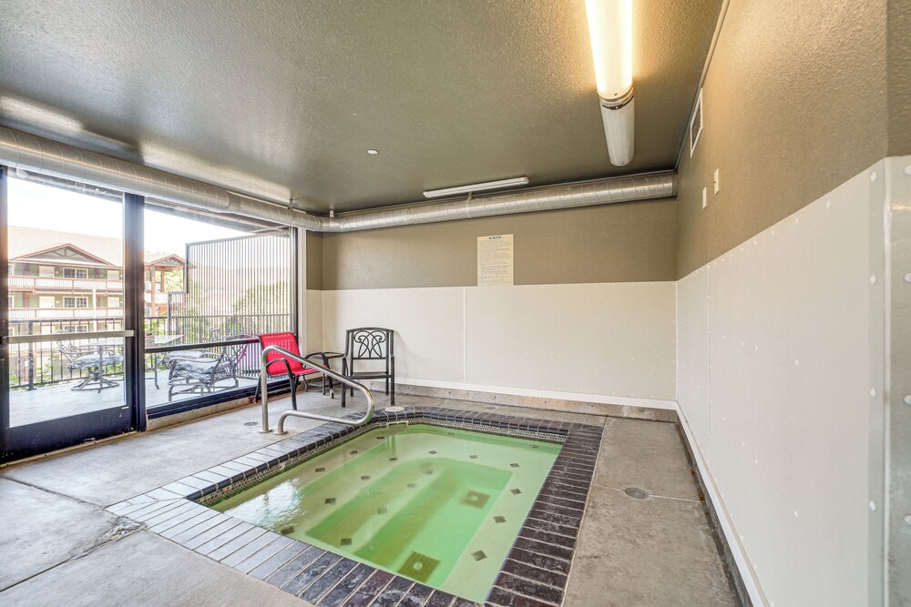 Steps to Lake Chelan: Condo w/ Resort Amenities!