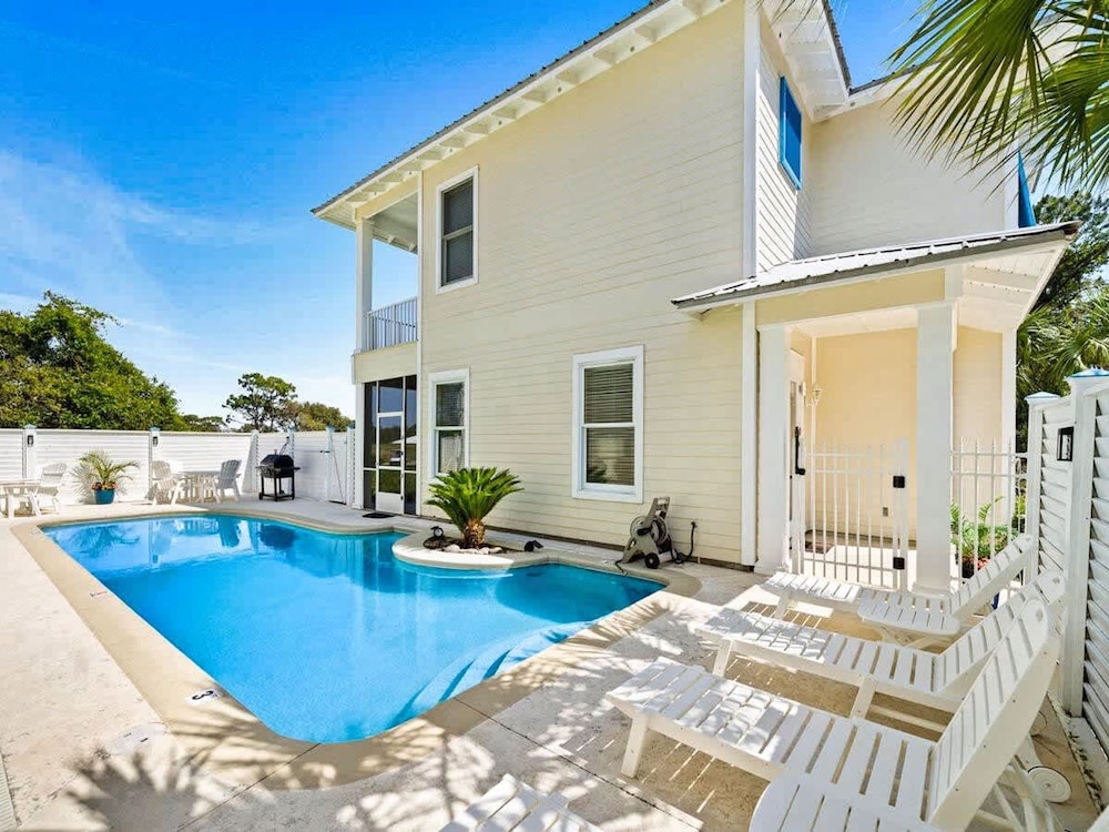 Gulf Shores Escape Walk to Waves Pool Golf Views
