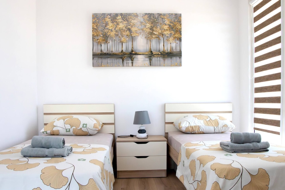 Deluxe Two Bedroom Condo & Pool on 5th Floor