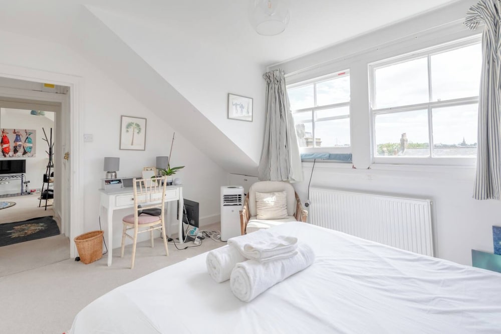 Top Floor 1BD Flat With Balcony - Ladbroke Grove