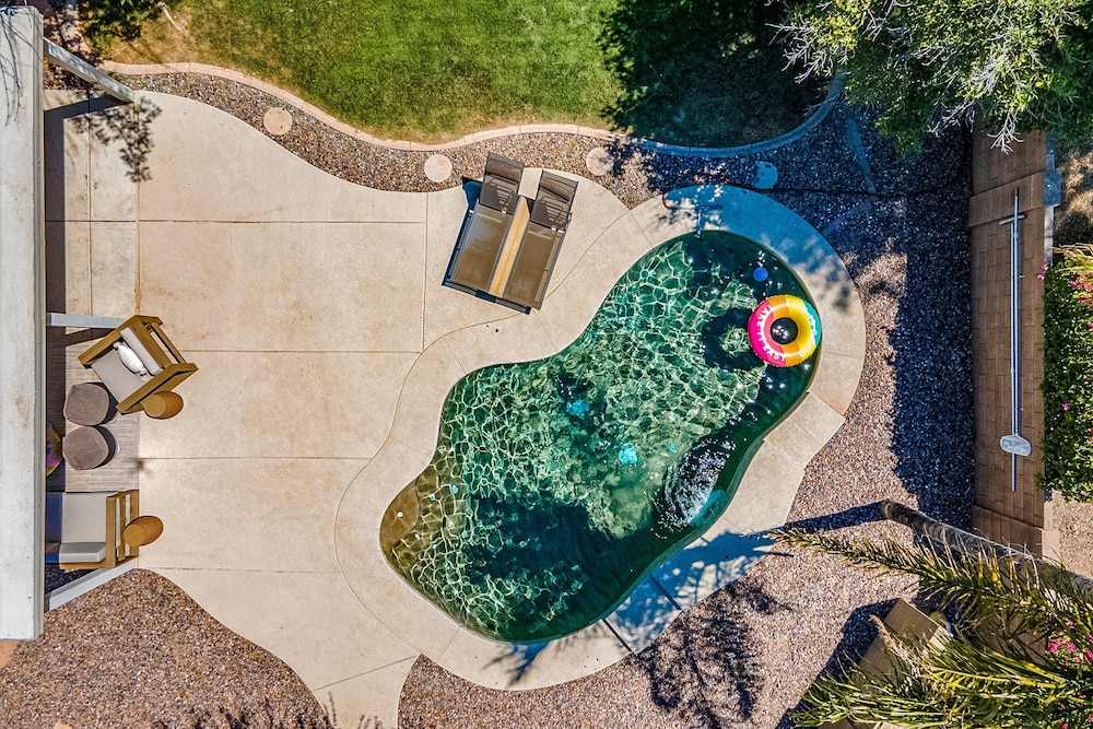 Dos Palmas - Gilbert Poolside Retreat