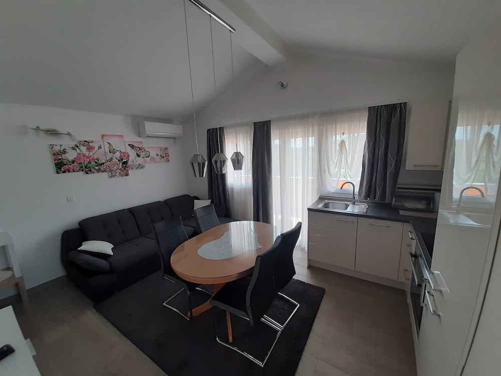Cozy Apartments With Private Balcony Vinisce
