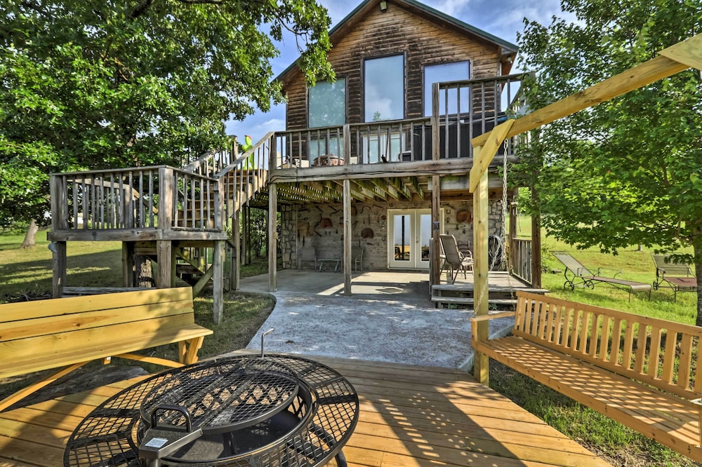 Rustic Lamar Cabin w/ Deck  Private Hot Tub - Property Image 6