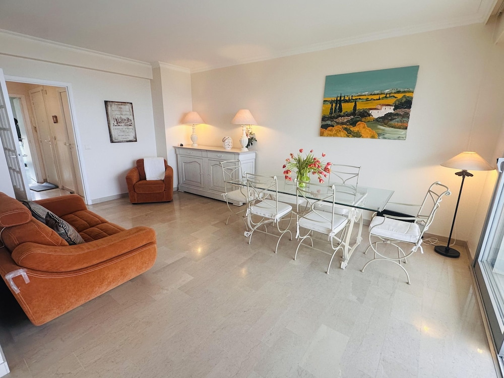 Large Light and Modern 2 Bedroomed Apartment in Cannes With Sea Views Pool and Lovely Terrace - 1503