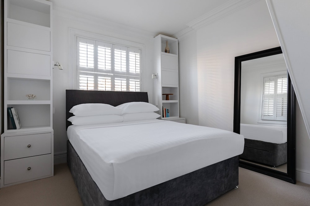 St Stephen's Gardens VII by Onefinestay