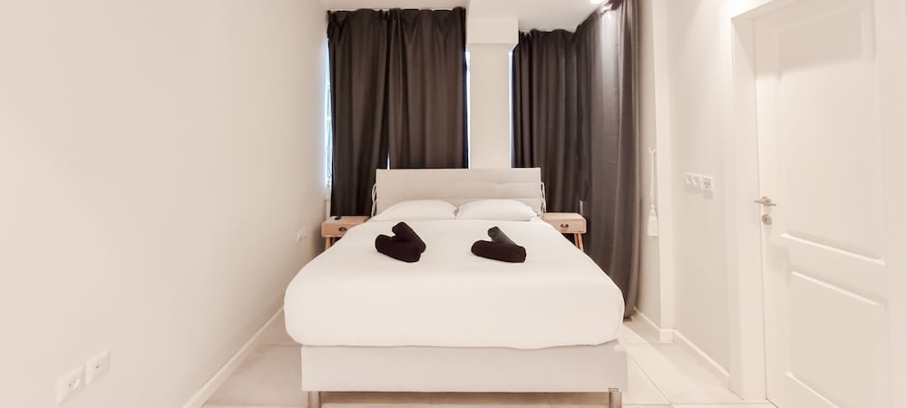 Charming 2BDR apt W Private Garden TL41 view 3