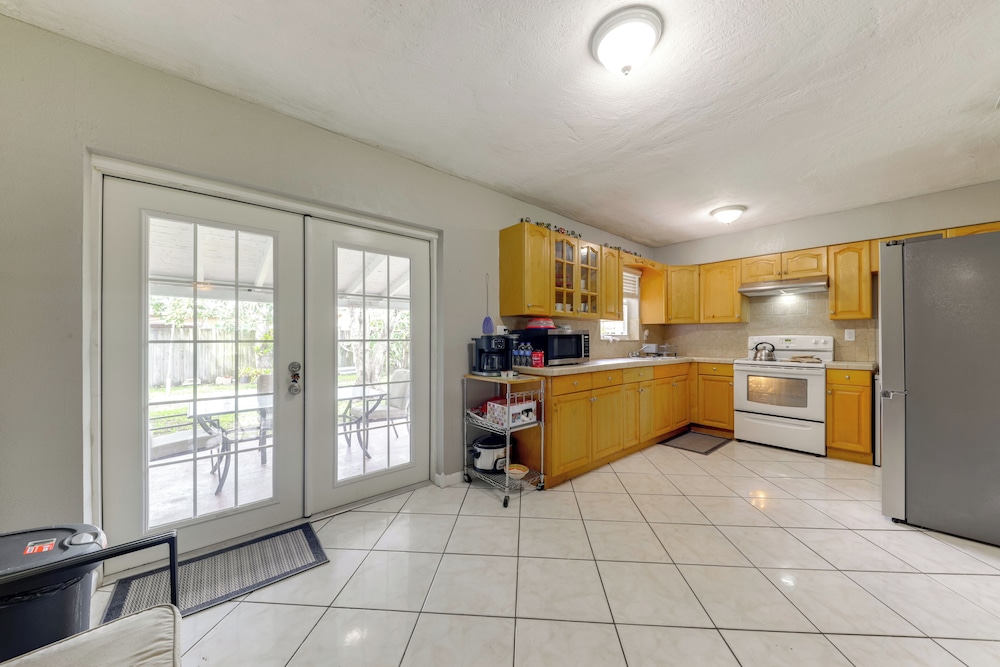 Fenced-in Yard: Home 3 Mi to Hard Rock Stadium!