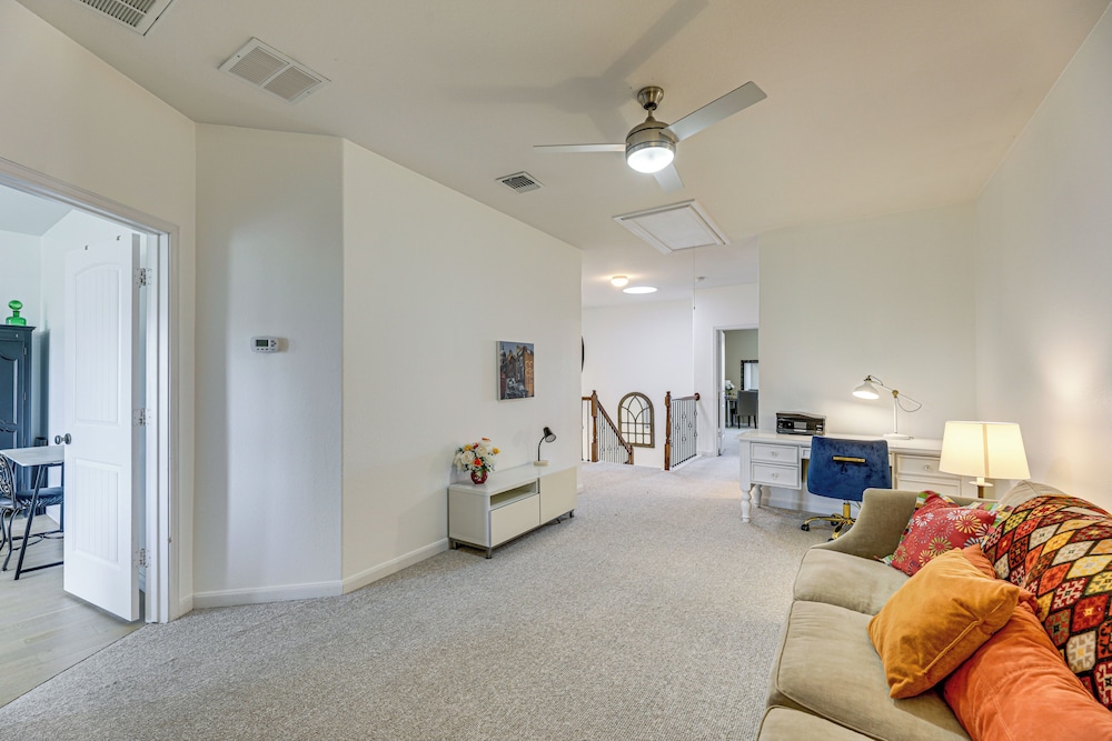 5 Mi to Lake Travis: Pet-friendly Home w/ Yard!