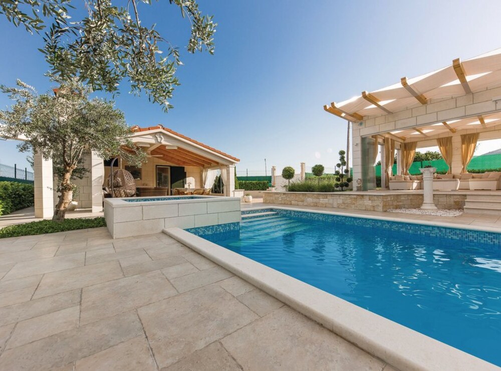 Luxury Villa Malo