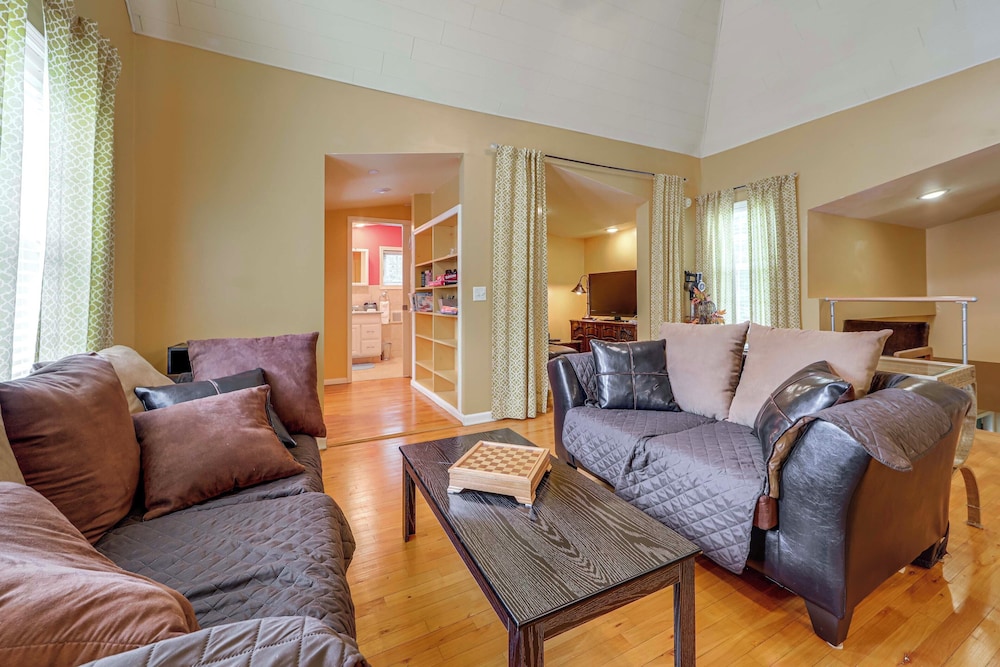 11 Mi to Oneida Lake: Spacious Apt in Verona!