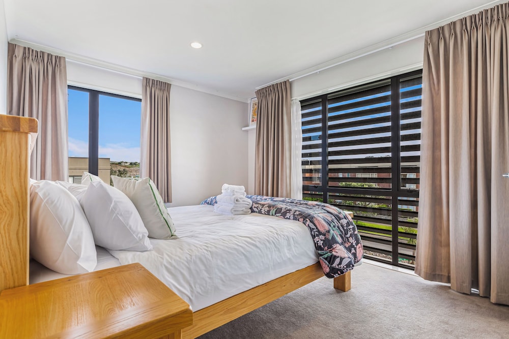 Comfy 4BR Home w/ Mt. Wellington View Zodiak Stays