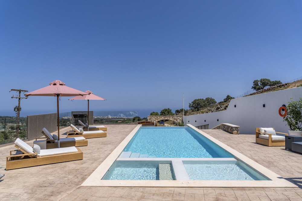 Luxury Villa Maximus - With Private Heated Pool