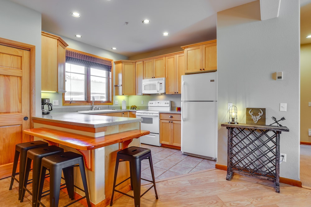 Walk to Main Street: Grand Lake Condo w/ Patio