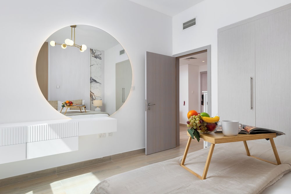Maison Privee - Sleek Yas Getaway w/ Ferrari World and Canal Views