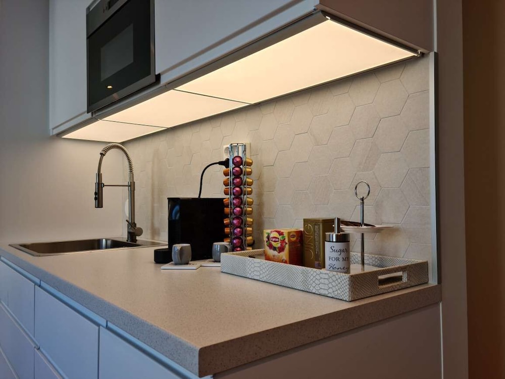 Bright And Modern - 2-bedroom, Central, Free Parking view 5