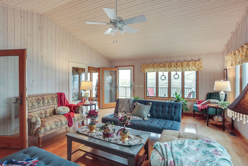 Hot Tub + Fireplace: Cozy Home on Howard Lake!