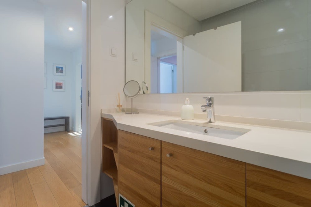 Spacious Lisbon Haven w Lift Garage