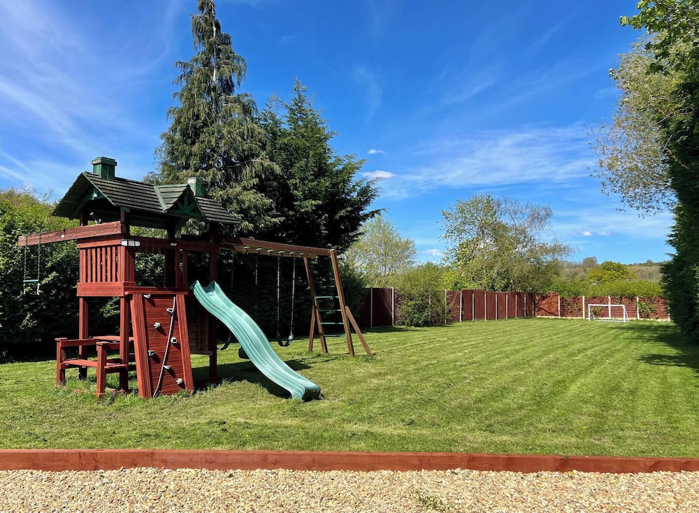 Stratford 4 BR Family Mansion With Pool, Gym & BBQ, Photo 40