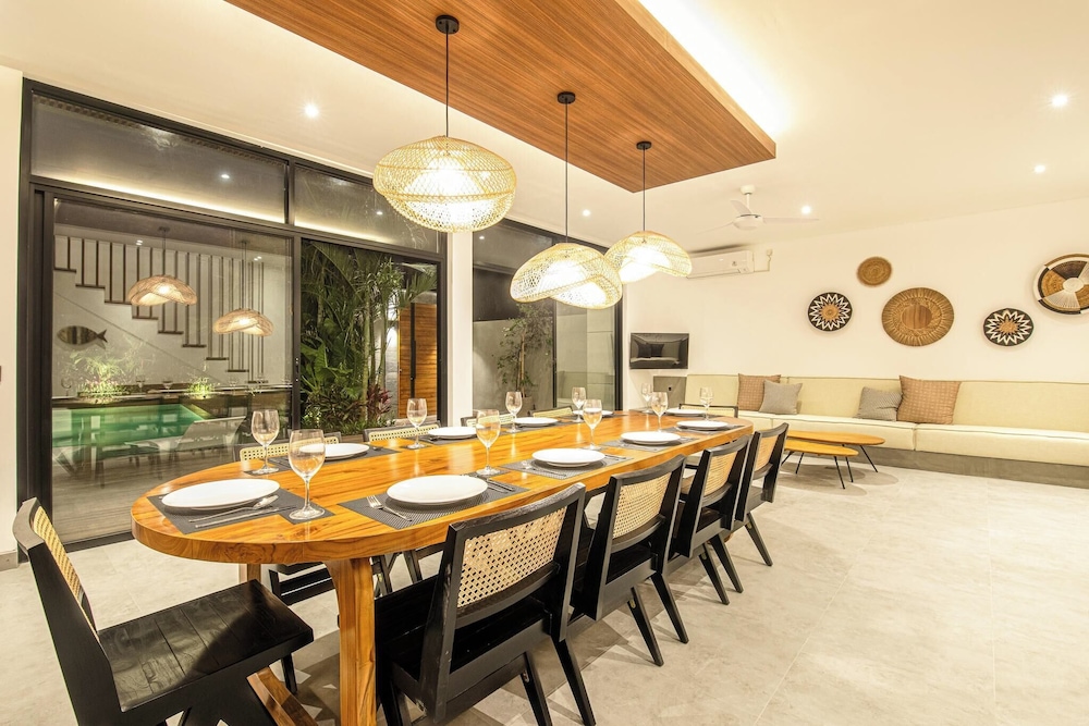 Opulent 5BR Modern Villa 400m From the Ocean