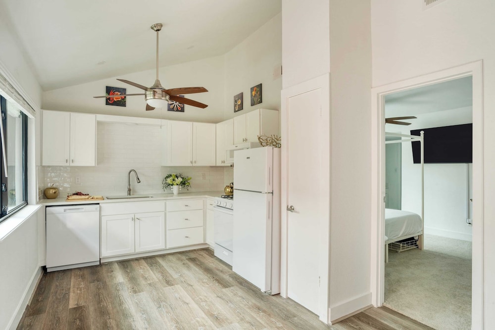 Austin Escape, Prime Location + Shared Yard Oasis Fairlawn Buyout by Avantstay