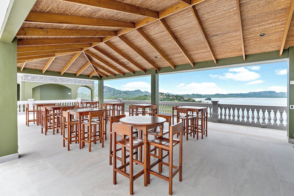 Luxury Condo with Panoramic Ocean Views, Sparkling Infinity Pool, and Modern Open-Concept Design
