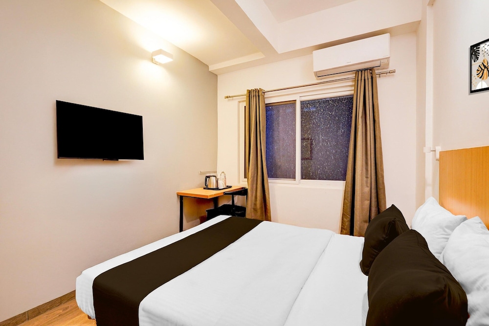 Spacious Comfort Stays Near Aerospace Museum