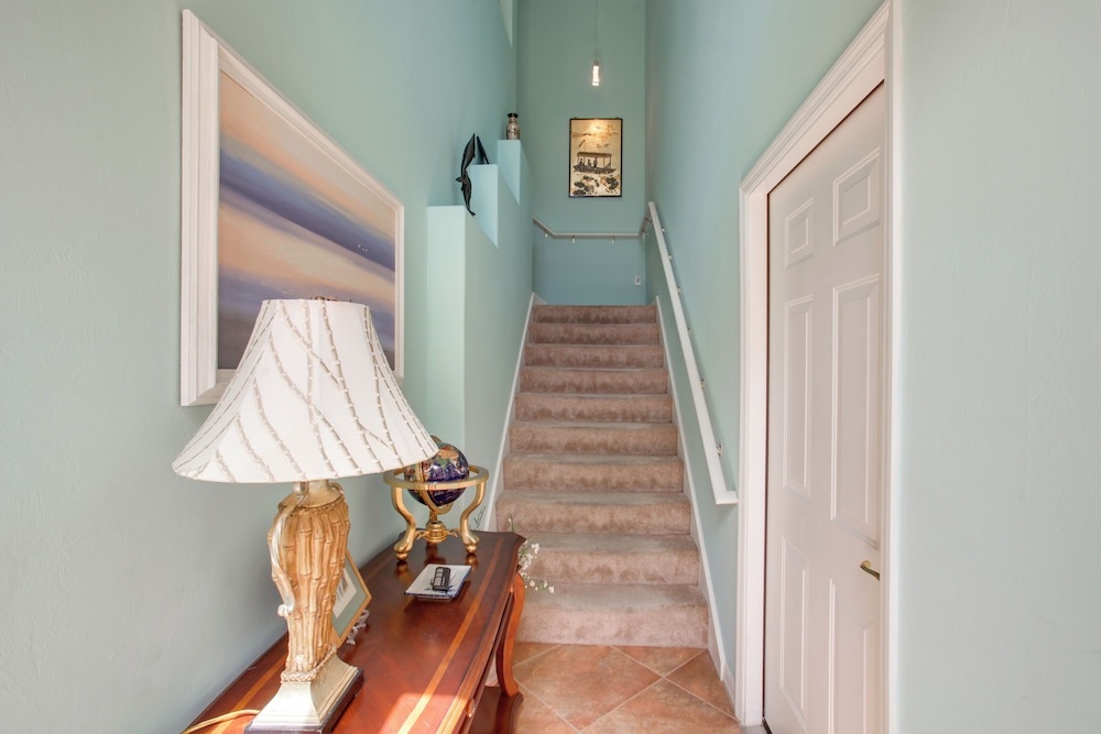 3 Mi to Dtwn Fort Myers: Condo w/ Pool & Hot Tub