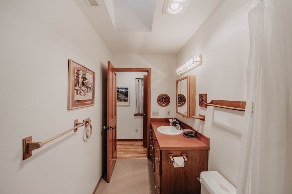51sl - Ping Pong - Fireplace - D/w - W/d - Sleeps 8 3 Bedroom Home by RedAwning