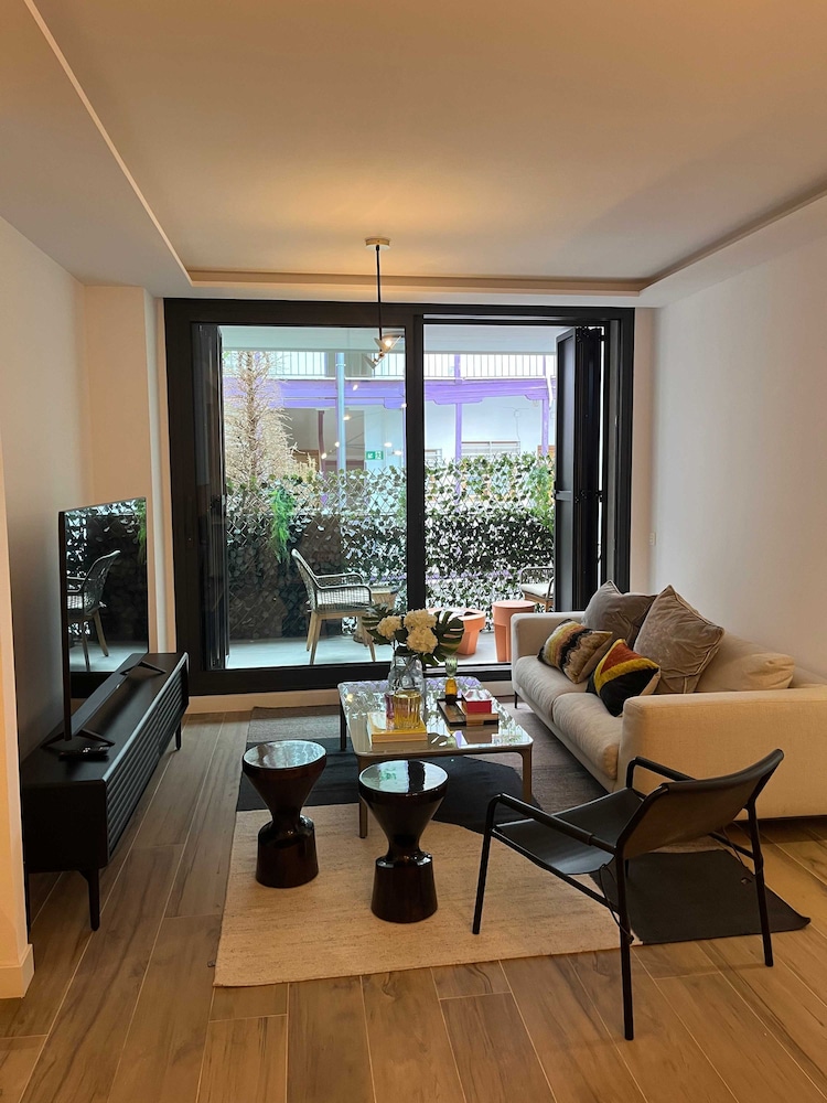 w Chic Urban 3BR w Sunny Terrace in Chueca