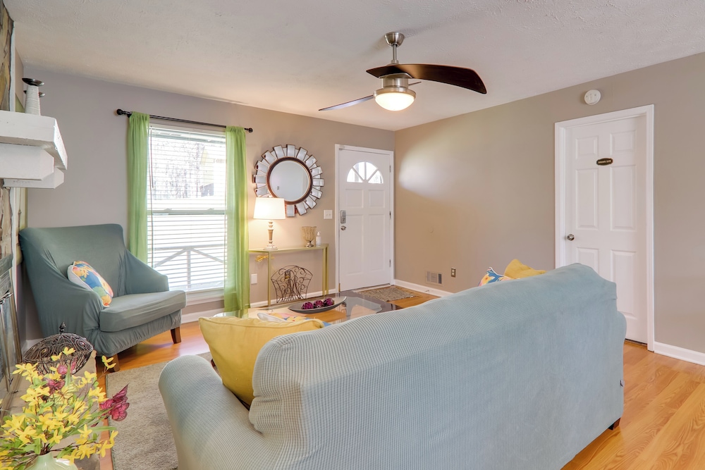 6 Mi to Stone Mtn Park: The Forrest Home w/ Deck