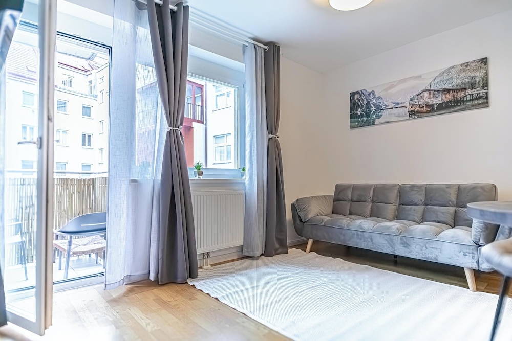9 Min to City Center 1BR 1LR Balcony