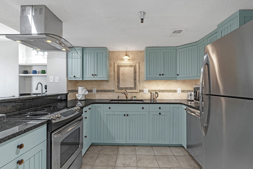 Coastal Retreat: Beach Access & Modern Comforts 2 Bedroom Condo