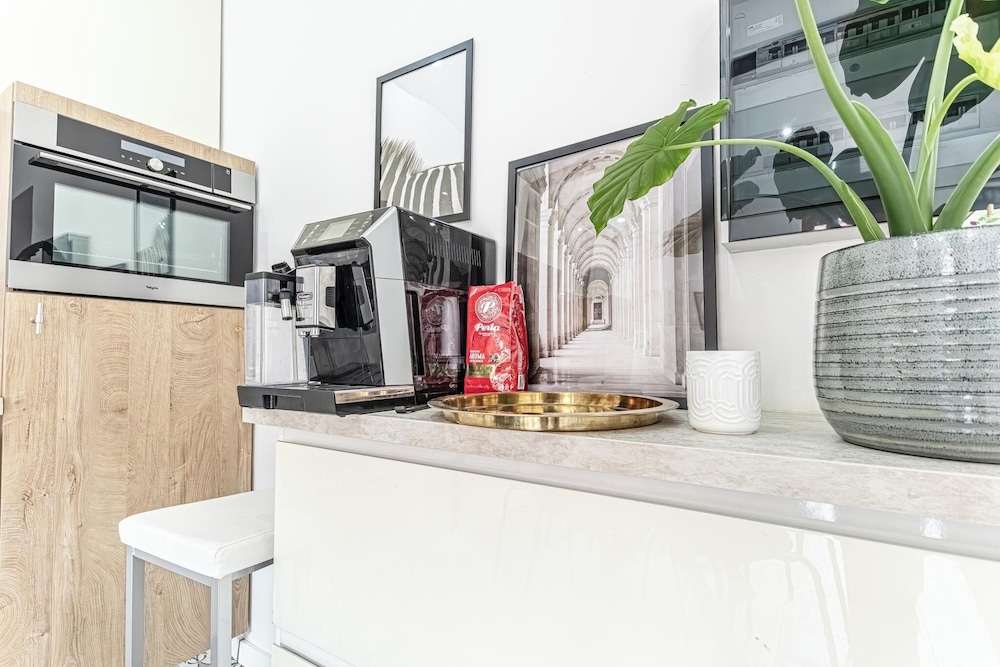 Modern 3BR Apt for 6 with Patio Ghent