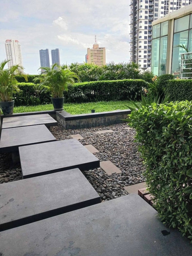 12th Floor Cozy Studio Room, 5-10 Mins Walk to Iconsiam and BTS