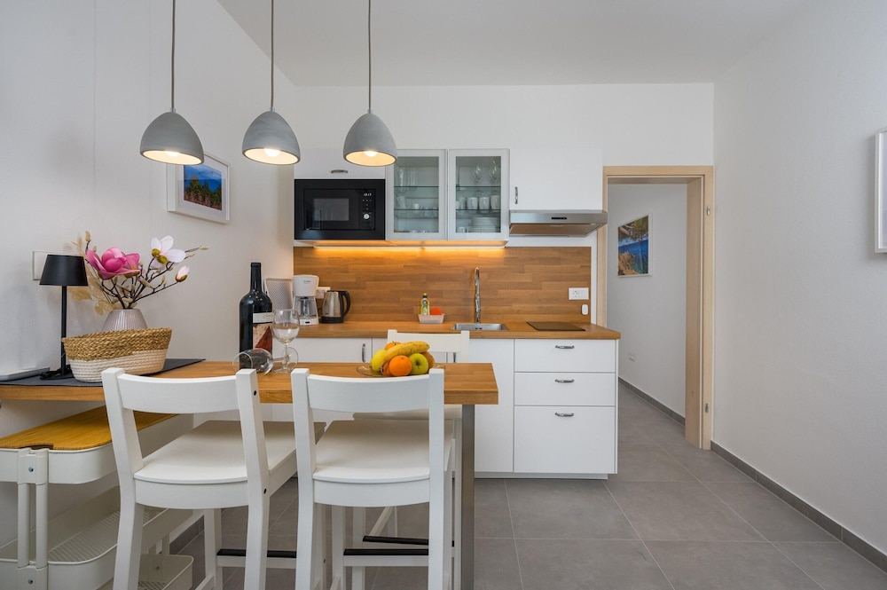 Bright Apartment With Communal Pool
