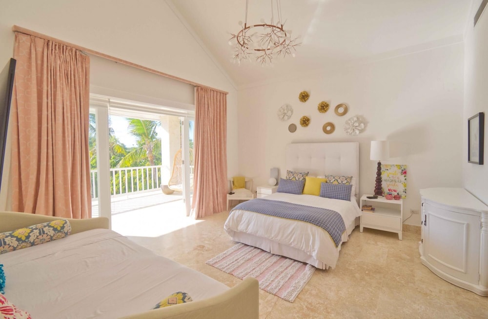 Modern Villa w Golf and Lake View in Beach Resort