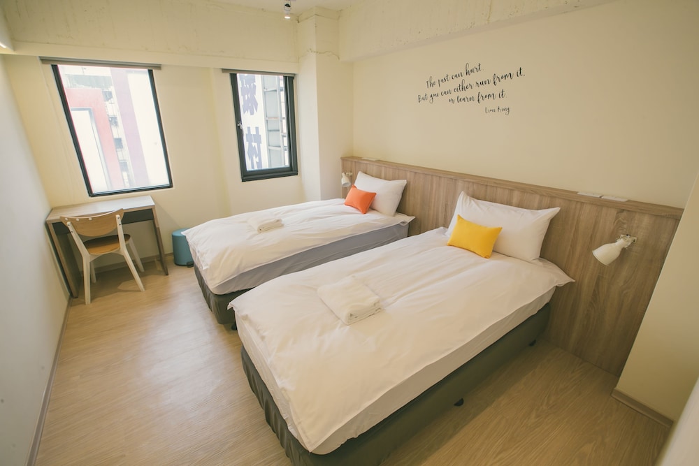 Stray Birds Taichung Hostel