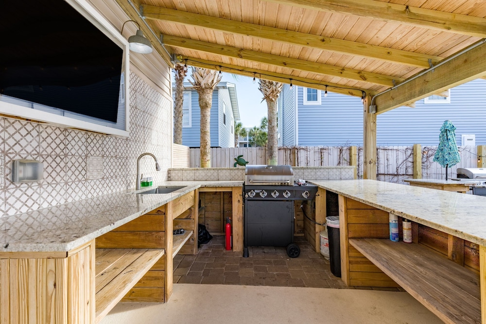 Destin Dolphin by Avantstay 2 Mins Walk To Beach w Pool Large Outdoor Entertaining Area