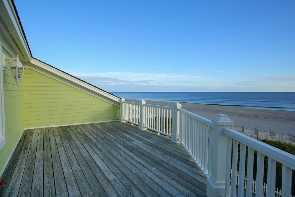 Sweet Dreams Private 4 Bedroom Home by RedAwning