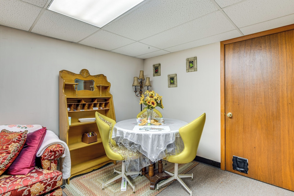 2 Mi to Walden Galleria: Apartment w/ Patio
