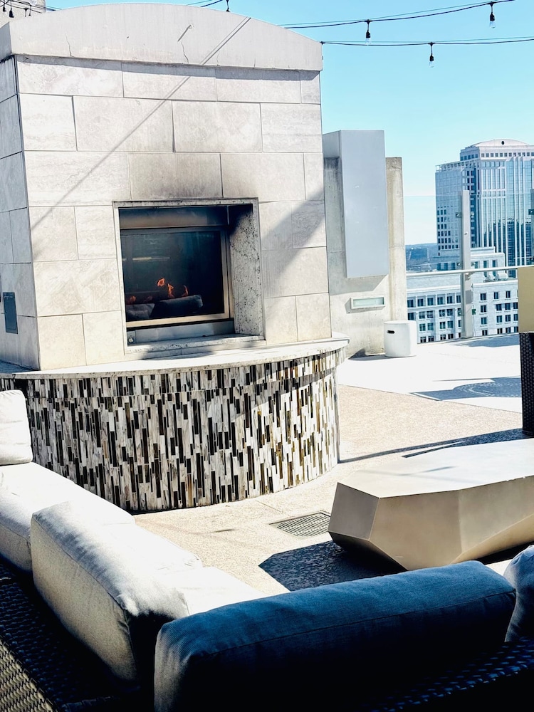 Highrise Balcony Rooftop Pool Gym Free Parking