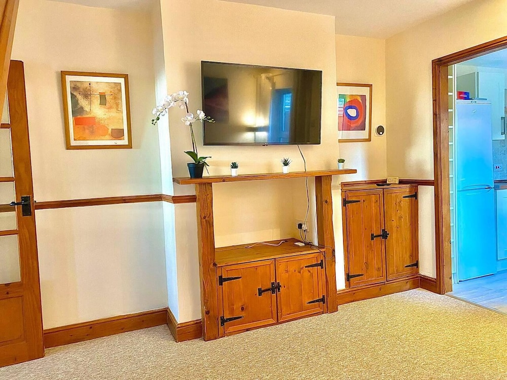 Stunning 3-bed House in Bedford, Quiet Location view 5