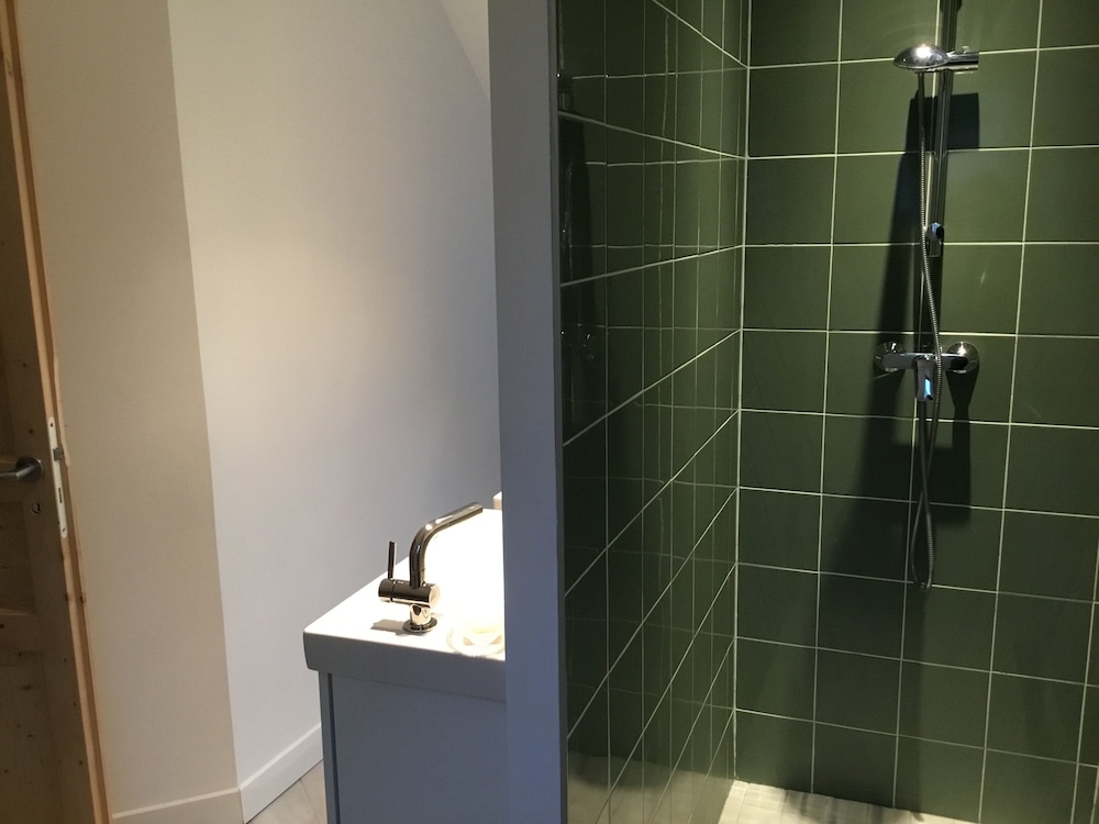 Les gites d'Hellen 2 en Logonna-Daoulas — bathroom