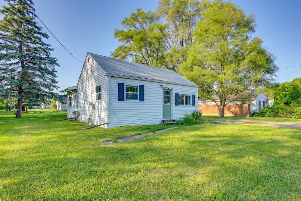 Cozy Home w/ Backyard ~ 3 Mi to Downtown Saginaw! view 3