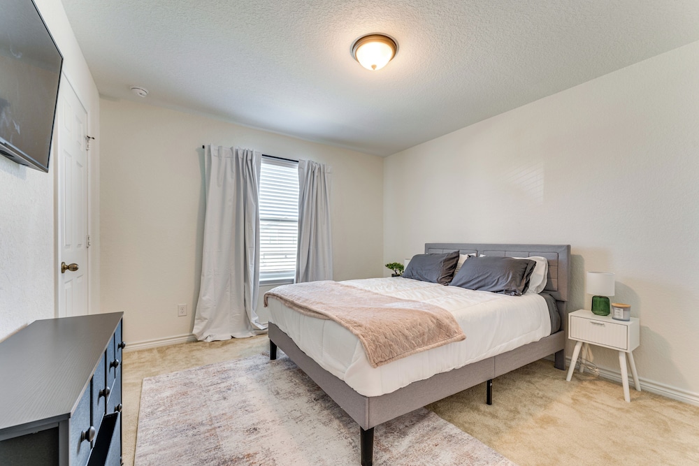 Spacious Home 11 Mi to San Antonio River Walk
