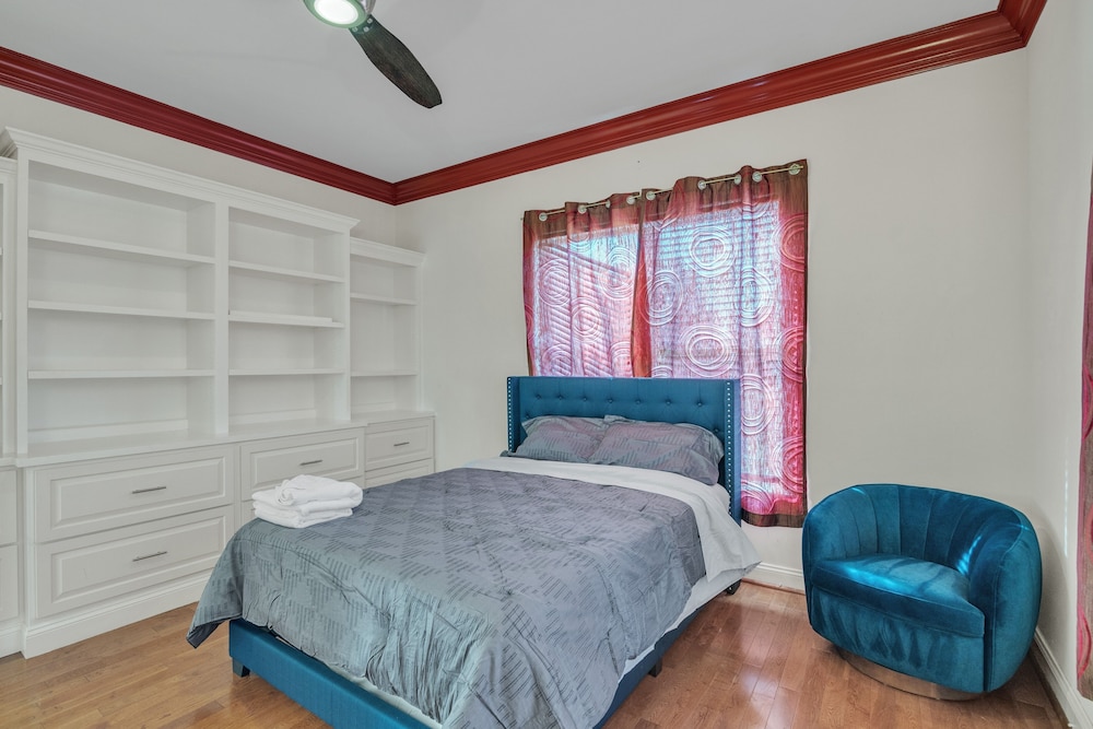 Bull Run Estate: Luxury Retreat W/ Scenic Views 6 Bedroom Home by RedAwning view 5