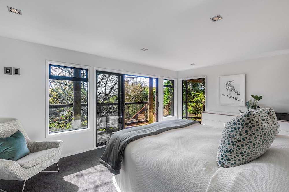 Taonga with panoramic sea views view 2