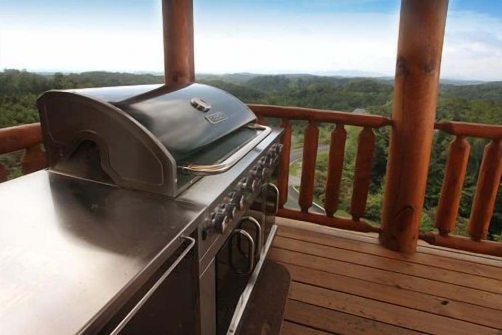 Serenity Mountain Pool 9 Br cabin by RedAwning
