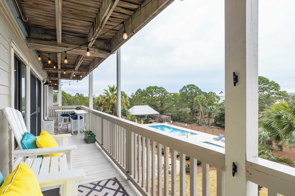 2 Condos, Steps to the Beach Pool+hot Tub, Balcony Lounge Triton & Sea Haven