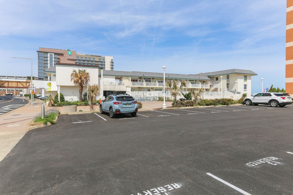 Exclusive Beach Access: VA Beach Studio Condo!